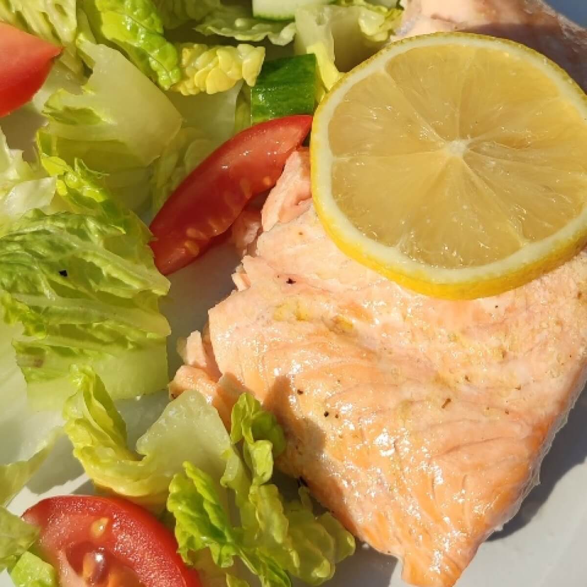 Lemon salmon with salad