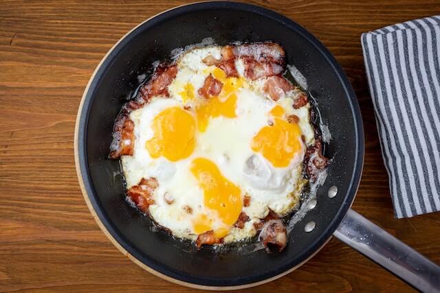 Bacon and eggs in a frying pan