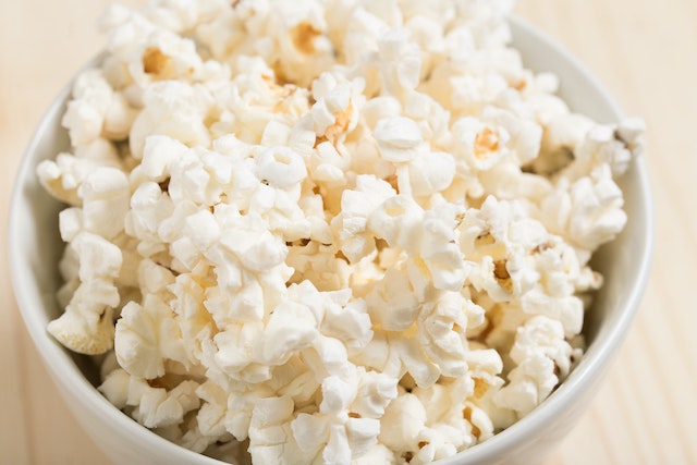 Popcorn as snacks for picky eaters