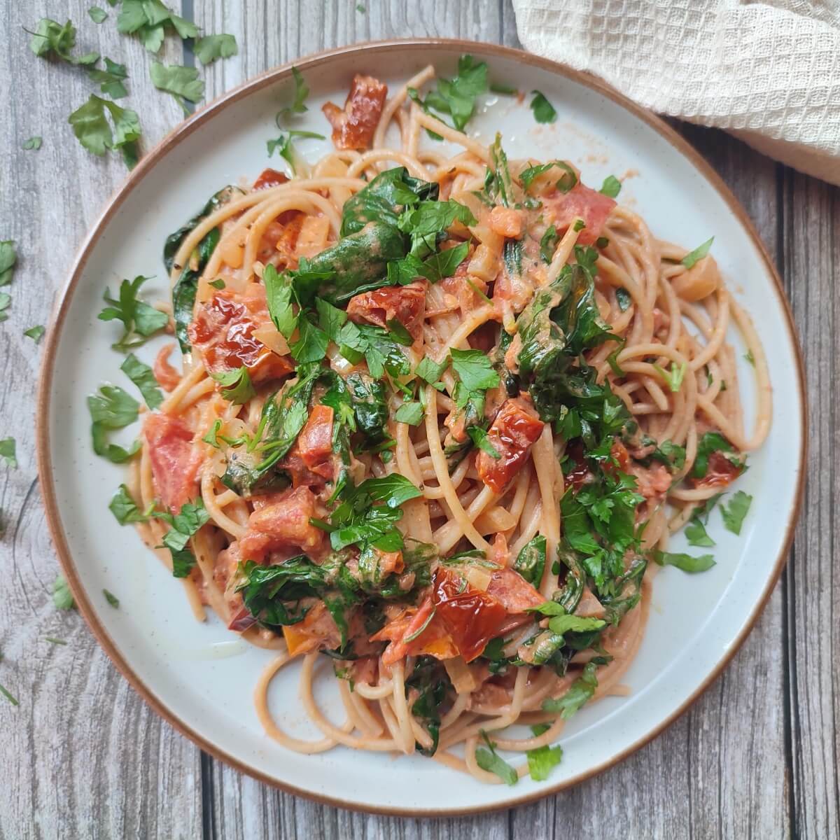 Pasta with spinach and sun-dried tomatoes