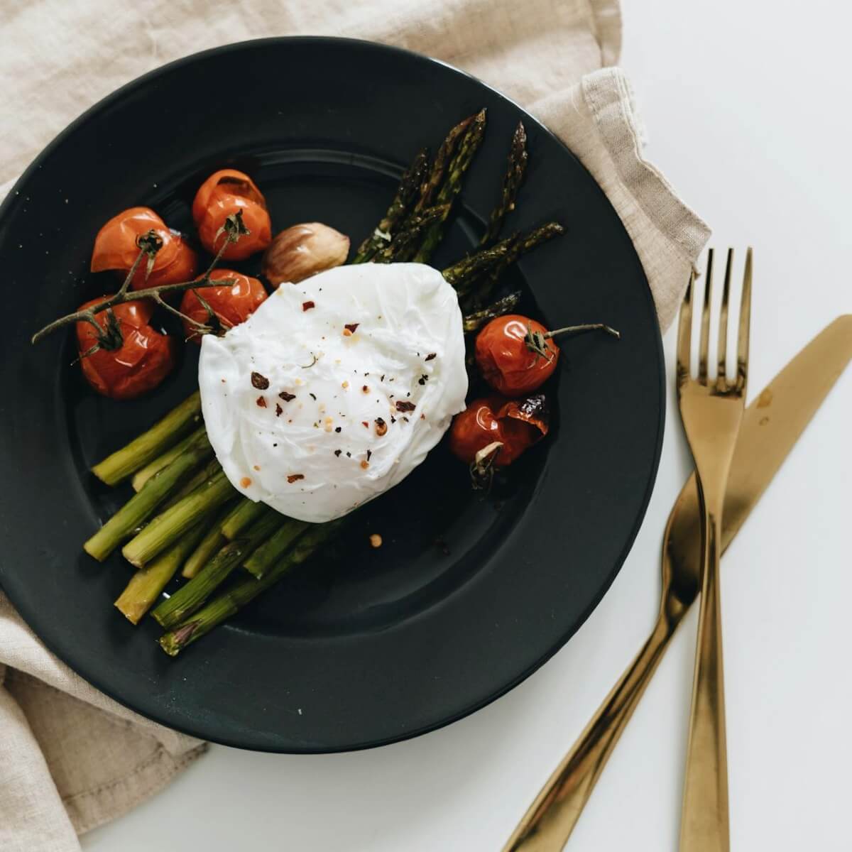 Poached egg asparagus and tomatoes